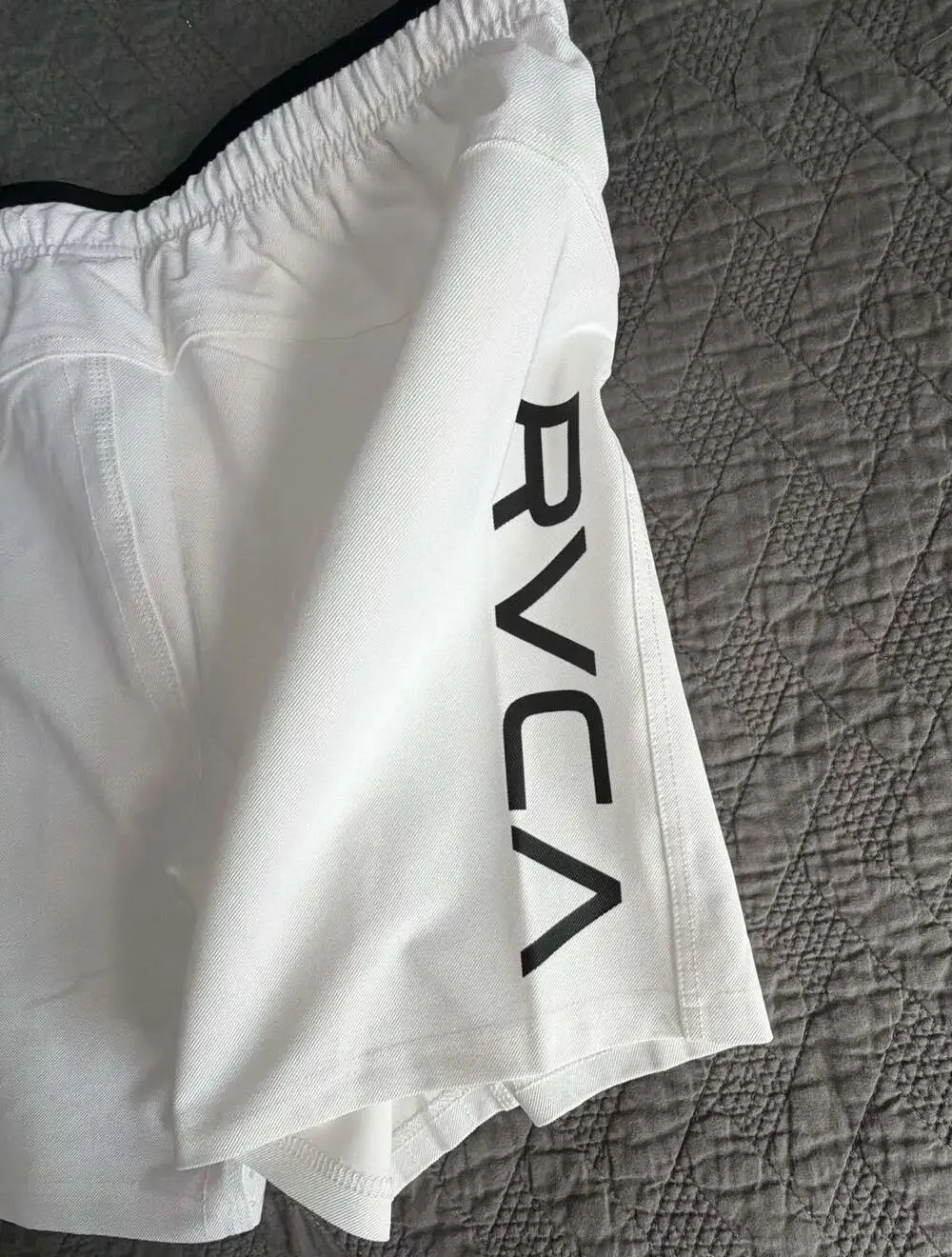 Men’s Large- RVCA Grappler 17” Fight Shorts AVYWS00173 White